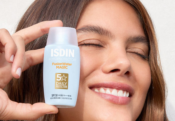 ضد آفتاب فیوژن واتر مجیک ایزدین SPF50 Isdin
