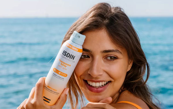 اسپری ضدآفتاب ایزدین transparent Wet Skin SPF 50